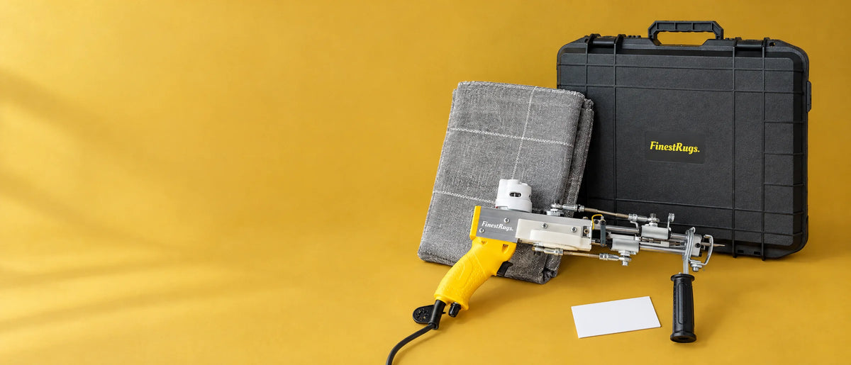 Tufting gun in gesloten koffer met een opgevouwen tufting doek op een mosterdgele achtergrond, klaar voor retour