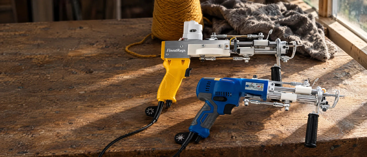 Twee elektrische tufting guns naast elkaar op een werkbank in profiel: AK-DUO PRO en AK-V PRO