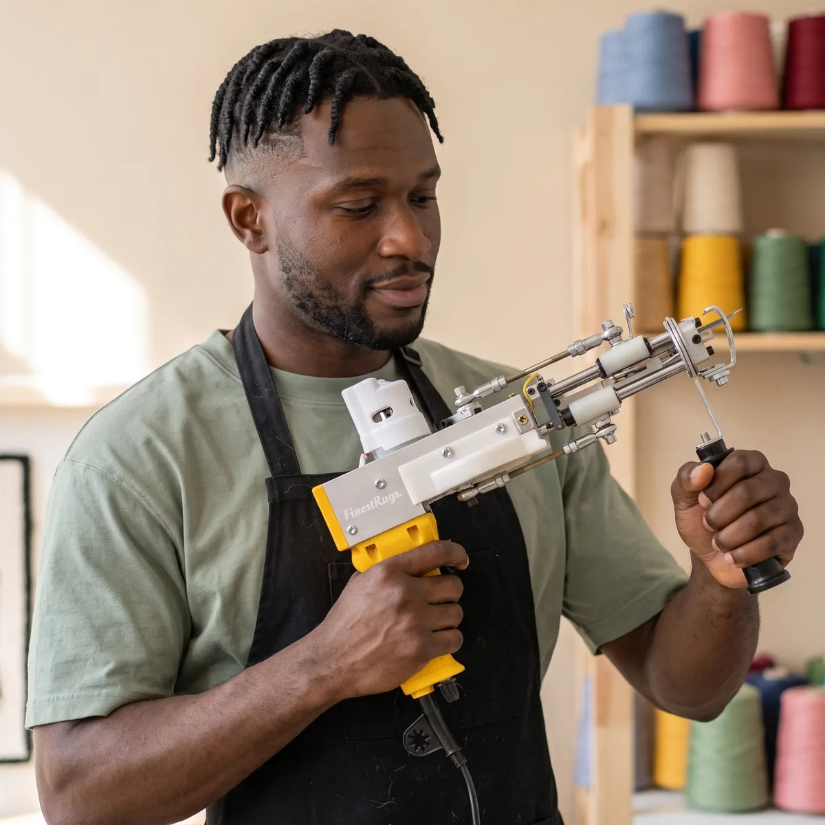 Tufting gun AK-DUO PRO in de hand tijdens het tuften op een frame